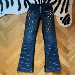 Lågmidjade jeans med strass - Lågmidjade jeans med strass och olika tyg fram och bak, storlek S. Jag är 172