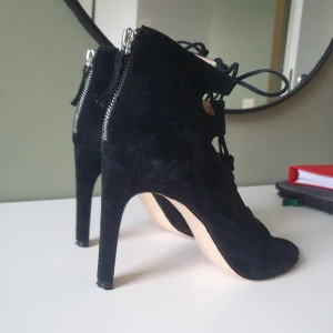 Nine west högklackat  - Storlek 8 1/5 M ( jag har storlek 39 och de passar mig perfekt). Knytsnören framtid och dragkedja i hälen. Haft den i 10 år men använt den 2 gånger. 