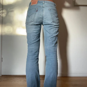 Lågmidjade bootcut levisjeans - Såå snygga levisjeans🤍 Jag är ca 1.70 lång och brukar ha 36/38 i byxor för referens🤍