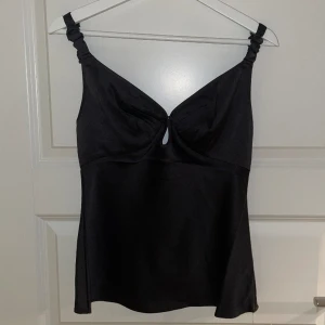 Nimes singlet Adoore - Så fin satin topp ifrån Adoore. Helt ny med alla lappar kvar, säljs för 350kr då den tyvärr var för stor. Storlek 36.