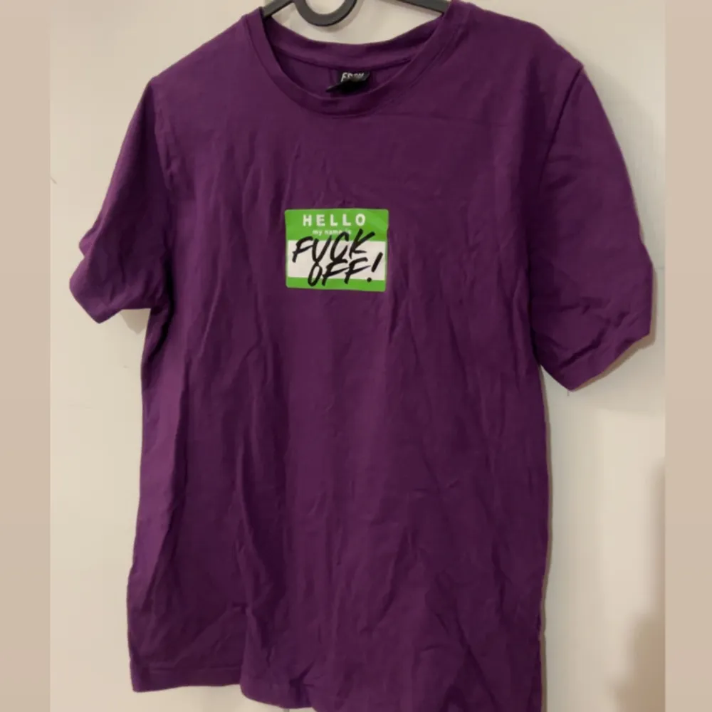 Lila t-shirt med tryck, använd några gånger💜 Passar även S för den är oversize.🥰. T-shirts.