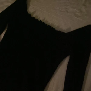 Långärmad tröja - ja säljer den för att den e för stor vid axlarna så den åker ner. Skulle säga att den är större än xs, väldigt stretchig tyg och fin men har ba testat d🤍fråga om det är nåt