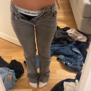 Jeans - Säljer ett par jeans ifrån ginatricot eftersom dom har blivit för små i midjan för mig❤️ Är ner sydd till lågmidjade och sitter bra annars - Skriv för fler bilder och om du har frågor! Pris kan diskuteras 