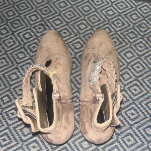 Klackskor - Väldigt fina klackskor som inte passade i storlek.