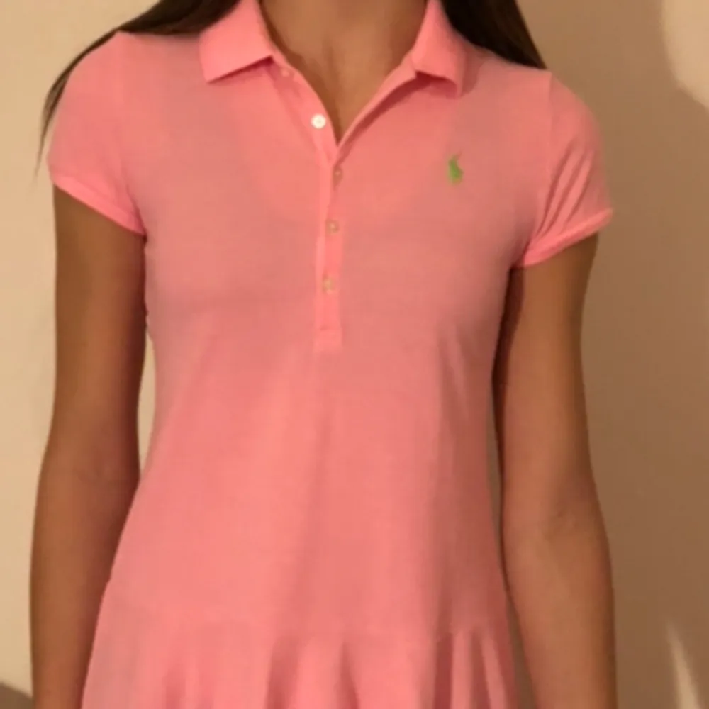 En fin rosa polo klänning med knappar och krage, passar i tennis och är bekväm. Den har används runt 2 gånger💕💕 Passar för 11 åringar typ. Klänningar.