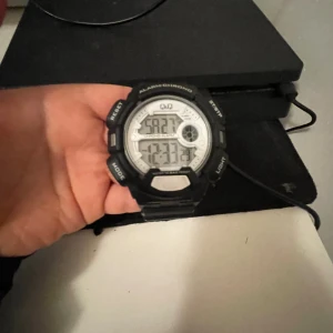 Digital klocka  - Jätte bra skick oanvänd. Och funkar perfekt. Pris kan diskuteras  