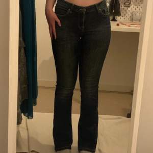 Mörkblå, lågmidjade, utsvängda jeans. Jag vet inte riktigt vilket märke eller storlek, då lappen är bortklippt. Jag uppskattar dock att de är typ storlek 36 för att de passar mig som vanligtvis bär 36.