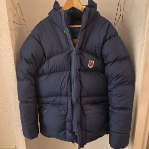 Fjällräven jacka - Säljer denna fjällräven jacka i färgen ”navy blue”. Det finns inga tecken på slitage och original påsen följer med vid köp. Tar även byten. Hör av er vid frågor!