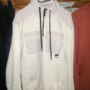 Mose knuckles tröja  - Köpt för 3000ny. Säljs för 1300 pågrund av tvätt märken lite här och där. 