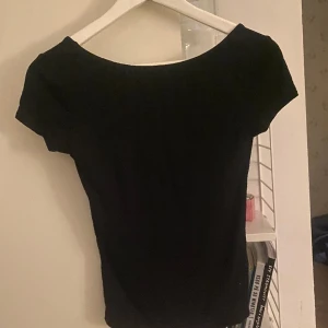 T-shirt från Gina tricot  - Svart t-shirt från Gina tricot Använd få gånger så i väldigt bra skick 