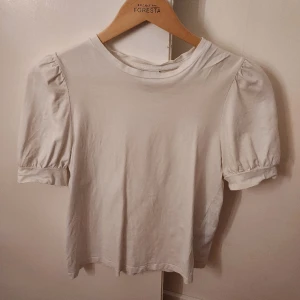 Topp med puffärmar - Snygg topp