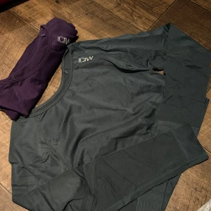 ICIW topp - Två ICIW crop top i lila och grön. Lila är oanvänd och den gröna är använd ca 2 ggr. 150kr/st