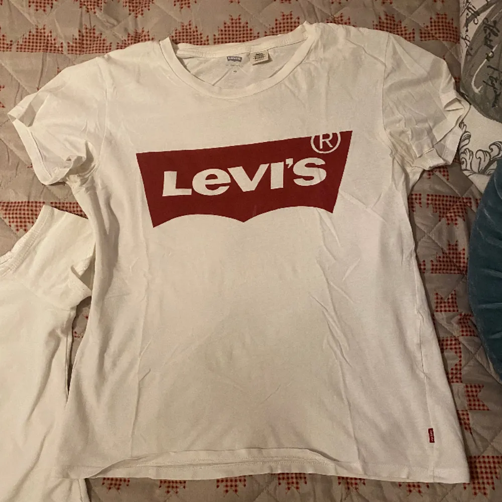 Två vita tröjor, en Levis tshirt och en vit  kortärmad off shoulder tröja :) Båda i S.. T-shirts.