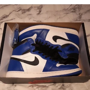 Jordan 1 - Säljer nu mina Jordan 1 high game blue. De har inte används på länge och står bara och dammar. Skiket är väldigt bra nästan oanvända. Pris går och diskutera 