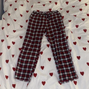 Röd/grön rutiga pyjamasbyxor - Säljer nu dessa röd/grön rutiga, super sköna och fina pyjamasbyxor. Säljer av skäl att de inte passar längre. De är ifrån märket Etam och i storlek xs. Super bra skick. 