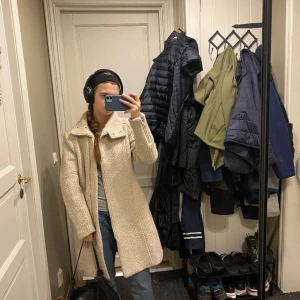 Fin Teddykappa - En fin beige teddykappa. I storlek 38. I bra skick.🫶 Nypris 899kr ✨❄️ Kolla gärna mina andra annonser :) 