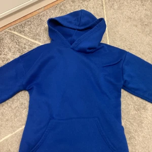 Mörkblå hoodie - Säljer denna mörkblåa hoodien från SHEIN. Använder inte mer. Lite nopprig på vissa ställen.