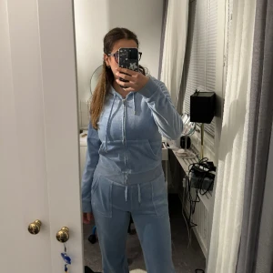 Juicy Couture Set Ljusblå - Säljer mitt sparsamnt använda juicy set i ljusblått. Den är i velour material och i storlek M. Silverdetaljerna har rostat lite och en har limmats på igen. De finns fläckar vid benen där jag råkat trampa. Skriv för mer info. Köpt för 2100kr på hemsidan🫶🏻🫶🏻