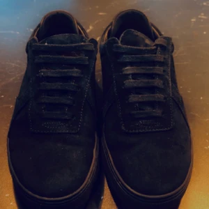 Axel arigato skor - Säljer dessa super fina svarta Axel arigato skor!