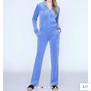 Juicy dress (insydd) - En juicy couture dress i färgen Regatta. Koftan är i storlek S och byxorna i Xs. De är i bra skick inga skador. Passar dig som är 155 eller kortare.  Nypris 2500