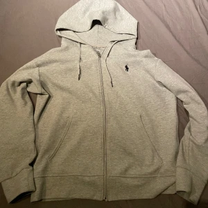 Ralph lauren double knit zip up - Säljer denna ralph lauren double knit då jag inte använder den. Den har inga tecken på slitage och har bara använts ett par enstaka gånger. Nypris ligger på 2099kr på zalando, dm för mer bilder, 