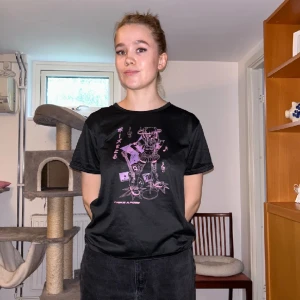 T-shirt med tryck - Modellen är 175 cm långoch brukar ha storlek 38/S. Köpt på YesStyle, aldrig använd.