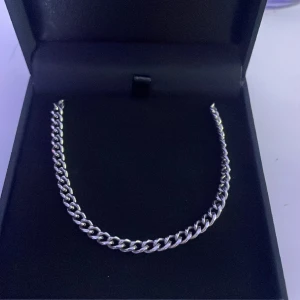 Silver kedja  - Aldrig gått sönder, och har aldrig haft nått problem med den.  Skulle säga att den är mellan 40-45 cm lång. Ganska ny från guldfynd.  Ny pris 900 säljer för 500 😊
