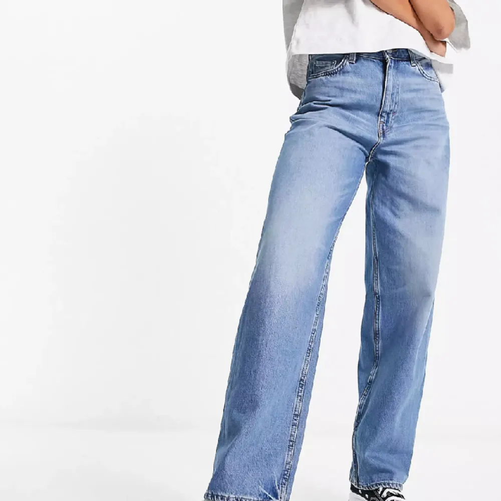 Ett par weekday jeans som jag tyvärr inte använder! De är i bra skick och är superfina🤍. Jeans & Byxor.