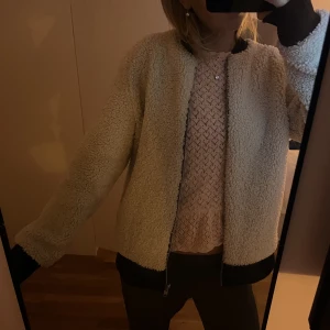 Teddy jacka  - Snygg teddyjacka i storlek M, men skulle säga att den passar S också. Säljer då jag har en liknande. Säljer för 200 kronor.💖💗