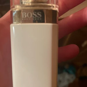 Parfym BOSS ( Hugo boss) - En parfym med 95% innehåll som luktar JÄTTE gott enligt mig och mina vnr. Använd 3 ggr men den kommer inte till användning längre! Pris går att diskuteras och köparen betalar frakten 