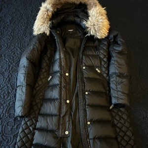 Rockandblue jacka - Rockandblue vinter jacka . Knappt använt den. Ser helt ny ut då jag knappt använt den. Säljer den då jag aldrig använder den och den står bara i garderoben. Storlek 34. För mer bilder eller frågor skriv privat💗