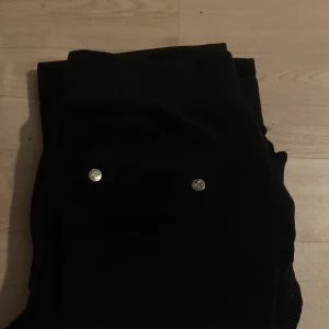 Juicy Couture byxor  - Säljer mina älskade juicy byxor💗💗 I mkt fint skick & är as sköna Köpta ifrån Pondus