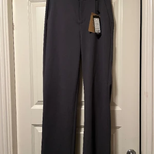 Kostymbyxa (vero moda) - Säljer mina kostymbyxor från veromoda endast testade, säljes pågrund av fel storlek. Storlek S Längd 30