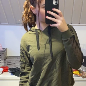 Hoddie  - Grön hoddie med nät på armarna 