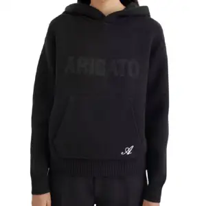 stickad axel arigato hoodie dock i beige/vit och inte svart som på bild
