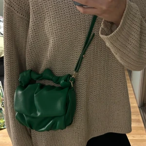 Grön handväska  - Populär handväska från zara