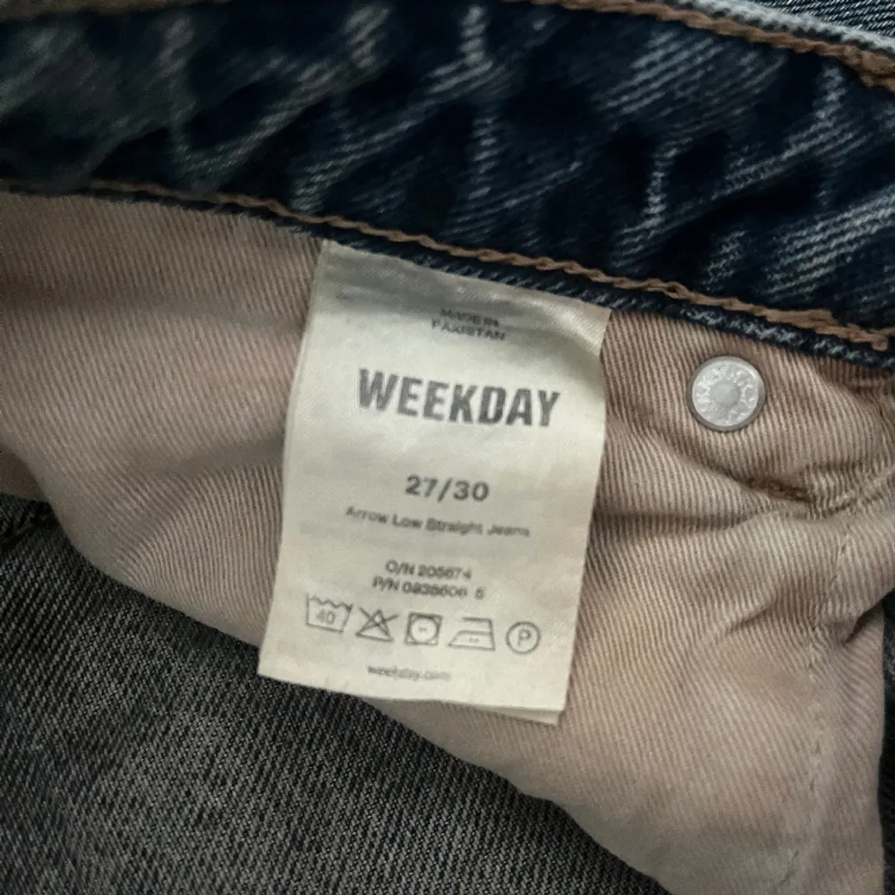 jätte bekväma och fina lowwaisted jeans från weekday i modellen arrow . Jeans & Byxor.