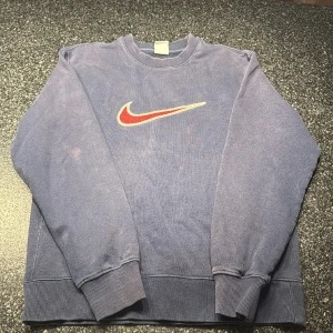 Vintage Nike Sweatshirt - Vintage Nike Tröja från zalando, säljs inte längre från Nike Skick: 6/10 ganska sliten men inga hål  Ordinarie pris: 749kr