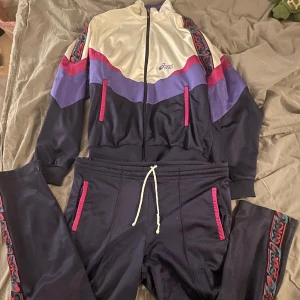 Asics tracksuit - Säljer denna asics tracksuit jag köpte på en secondhand i Stockholm 2019 då den inte lämgre kommer till användning! 