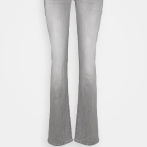 Ltb valerie jeans  - I väldigt fint skick. (Har krympt dom lite i tvätten så dom ska passa mig bättre) men skulle säga dom just nu passar 26-27/34. Sitter bra i längden på mig som är ca 178