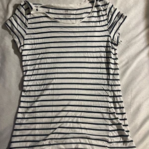 Skön tröja 🥰 - Skön tröja från väldigt länge sen, därav storleken 💀 men fortfarande I väldigt bra skick!