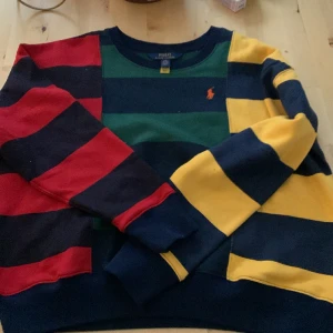 Sweatshirt - Röd, Grön och Gul - Helt ny oanvänd (Inte testad) Fint och ha för Formel middag fest osv (Original Pris 900kr) Kvitto och Tags finns