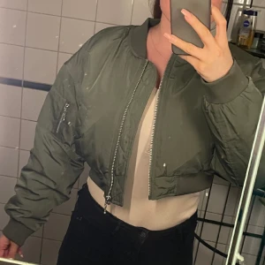 Jacka  - Croppad jacka i stl M. Oanvänd med lappar.