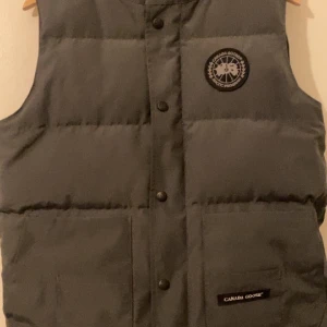 Canada goose black label väst  - Säljer min äkta canada goose black label väst i storlek S passar som M. Har knappt använt den så det är nästan nyskick. Priset är ej huggen i sten kan även vara intresserad av att byta mot något annat. 