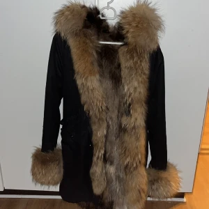 Äkta pälsjacka från glittershoppen knappt använd - Nypris var 6000 kr då den har äkta päls inne och ute, säljer den för 3000 kr billigare vid snabb affär 