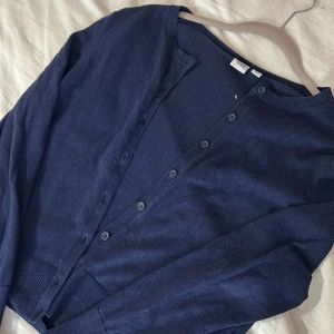 Blå kofta  - Säljer denna mörkblåa kofta från GAP. Jag säljer pga jag vuxit ur den❤️