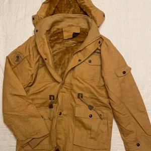 Herr Jacka- Large - Oanvänd Höst och vår jacka. Fungerar till ett par minus.   500:- Eller bud 