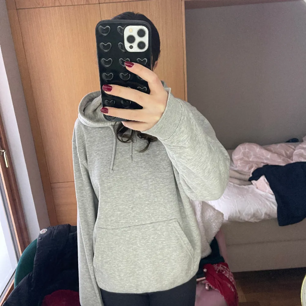 Säljer denna weekday hoodie då den inte kommer till andvändning, där är i super bra skick då den knappt är andvänd. Köpte tröjan runt 400 och säljer för 200.. Tröjor & Koftor.