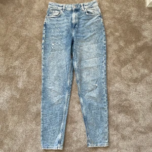 Jeans - Blåa vanliga jeans med två små slitningar, aldrig använda 🩵💙