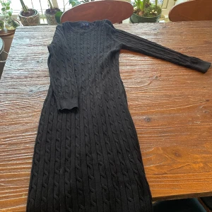Svart stickad klänning - Svart stickad klänning gant.